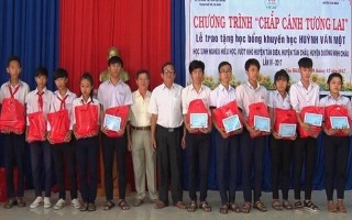 Trao học bổng cho học sinh nghèo vượt khó Tân Biên