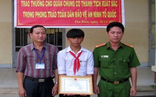 Khen thưởng một học sinh dũng cảm truy bắt tội phạm