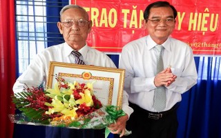Trao tặng huy hiệu 70 năm tuổi Đảng cho đảng viên Lê Văn Nghe