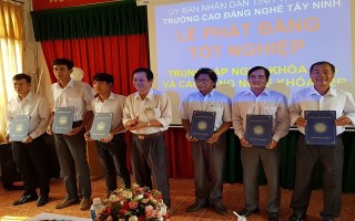 Trao bằng tốt nghiệp cho học viên lớp liên thông