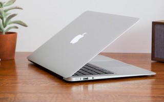 Apple bị tố "phóng đại" thời gian pin chờ trên MacBook