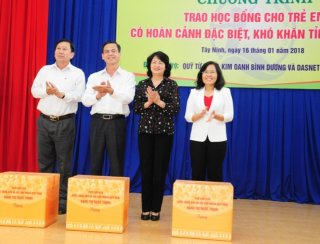 Trao học bổng cho học sinh đặc biệt khó khăn của huyện Châu Thành và Bến Cầu