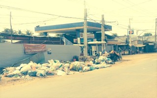 Mặt tiền chợ thành nơi chứa rác