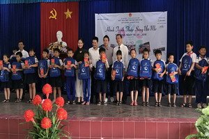 Quỹ Bảo trợ trẻ em Việt Nam tặng học bổng cho học sinh thành phố Tây Ninh