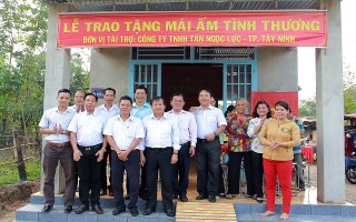 Tặng mái ấm tình thương cho người dân có hoàn cảnh khó khăn