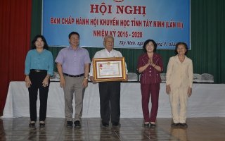 Hội Khuyến học tỉnh Tây Ninh nhận Huân chương Lao động hạng Nhì