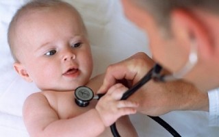 Trẻ có dấu hiệu hay triệu chứng nào thì nghi ngờ mắc bệnh tim bẩm sinh?