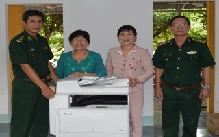 Huyện Dương Minh Châu hỗ trợ Đồn BP Suối Lam 25 triệu đồng