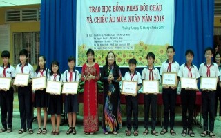 Trao học bổng cho học sinh Trường THCS Phan Bội Châu