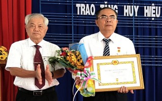 Trao huy hiệu Đảng cho đảng viên TP.Tây Ninh và các huyện Châu Thành, Bến Cầu