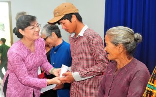 Lãnh đạo TP.Hồ Chí Minh tặng quà Tết cho người dân Tây Ninh