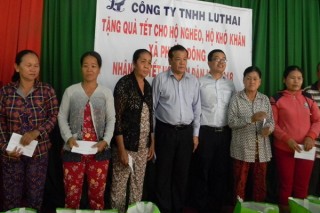 Chủ tịch UBND tỉnh tặng quà cho người dân Gò Dầu