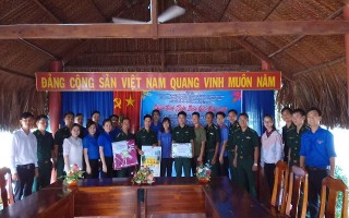 Liên chi đoàn khối nội chính Tây Ninh thăm hỏi, chúc tết các gia đình chính sách và chiến sĩ biên phòng