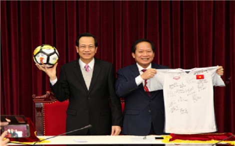 Đấu giá món quà đặc biệt Đội tuyển U23 tặng Thủ tướng Nguyễn Xuân Phúc