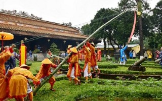 Dựng nêu đón Tết tại Hoàng cung Huế