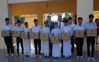 Hiệp hội thương mại Đài Loan tỉnh Tây Ninh tặng quà cho học sinh nghèo