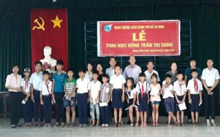 Trao học bổng cho học sinh huyện Dương Minh Châu.