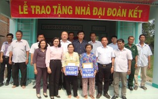 Trao 2 căn nhà cho hộ nghèo xã Thanh Phước