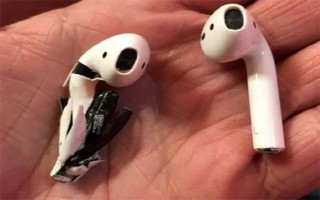 Khách hàng hoảng hồn vì tai nghe Apple Airpods phát nổ bí ẩn