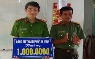 Khen thưởng đột xuất cá nhân bắt đối tượng mua bán pháo nổ