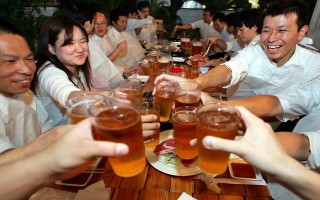 Người châu Á dễ đỏ mặt khi uống bia, vì sao?