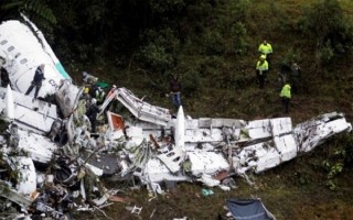 Máy bay chở 66 hành khách và phi hành đoàn bị rơi ở Iran