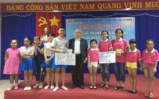 Nhạc sĩ Trương Quang Lục với thiếu nhi Tây Ninh