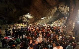 Khai hội chùa Hương: Hàng vạn người chen chân đi trẩy hội