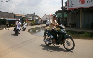 Mương thoát nước bị nghẽn, nước thải tràn lên đường