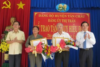 Trao huy hiệu Đảng cho đảng viên lão thành