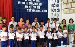 Trao 54 suất học bổng “Mai Vàng, Lá Xanh, Thanh Vinh”