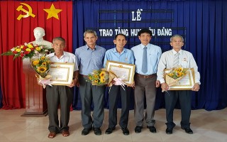 Trao huy hiệu 50, 40 và 30 năm tuổi Đảng