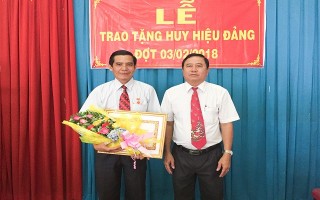 Trao huy hiệu Đảng cho Phó Trưởng Ban Dân vận Huyện ủy Trảng Bàng