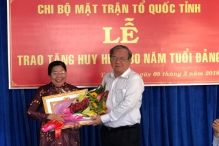 Phó Chủ tịch UBMTTQVN tỉnh nhận Huy hiệu 30 năm tuổi Đảng