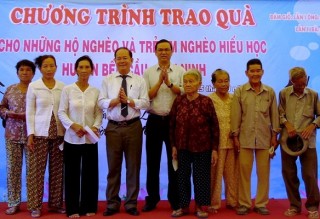 Tặng quà cho hộ nghèo và học sinh hiếu học