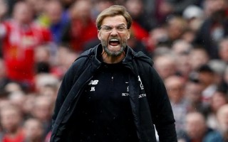 Klopp cay Man City lẫn MU, Ronaldo đòi tiền Real