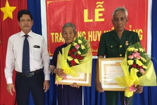 Trao huy hiệu Đảng cho đảng viên xã Hưng Thuận