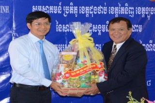 Chúc Tết cổ truyền dân tộc Khmer tại Prey Veng và Tbong Khmum (Campuchia)