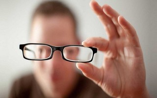 Có cách nào chữa khỏi tật cận thị mắt mà không phải dùng kính ?