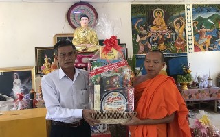 Thăm, chúc tết Chol Thnam Thmay tại xã Thành Long