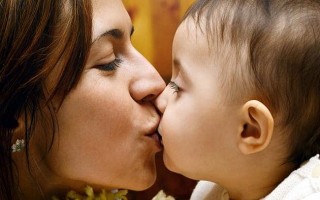 Cảnh báo: Hôn vào môi và mớm cơm cho trẻ có thể lây nhiều bệnh