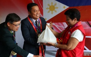 Việt Nam trao 200 tấn gạo viện trợ cho người dân Marawi, Philippines