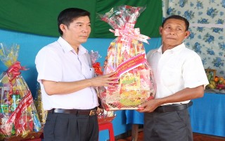 Chúc tết đồng bào Khmer ở Tân Châu