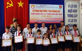 Trao học bổng cho học sinh nghèo hiếu học TP. Tây Ninh