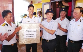 Tây Ninh trao tặng quà cho cán bộ, chiến sĩ và nhân dân huyện đảo Trường Sa