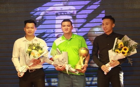 Thành Lương cùng nhiều cựu tuyển thủ dự lễ trao giải QBV phủi