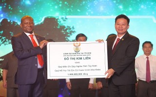 Lãnh sự Nam Phi tại TP.Hồ Chí Minh ủng hộ Tây Ninh 1 tỷ đồng
