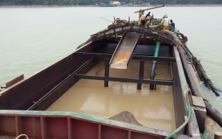 Bắt giữ 5 tàu khai thác cát trái phép trong hồ Dầu Tiếng
