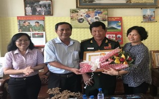 Trưởng ban Tổ chức Tỉnh ủy trao huy hiệu Đảng cho đảng viên huyện Châu Thành