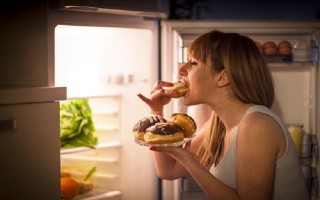 5 mẹo hay giúp thay đổi thói quen ăn đêm